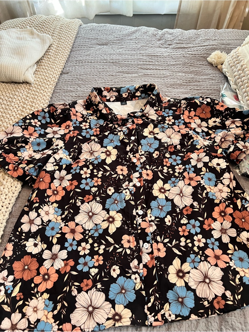 Woen's Black Floral Short-Sleeve Button-Up Shirt - Blue & Peach Flowers